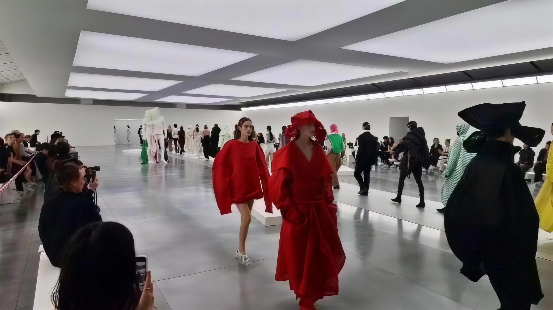 Fashion show under the continuous SkyLed ceiling