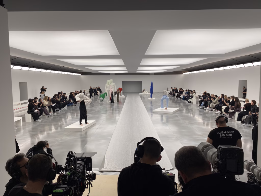 Blick über die Kameras auf den Laufsteg der ISSEY-MIYAKE-Show unter den Deckenflächen