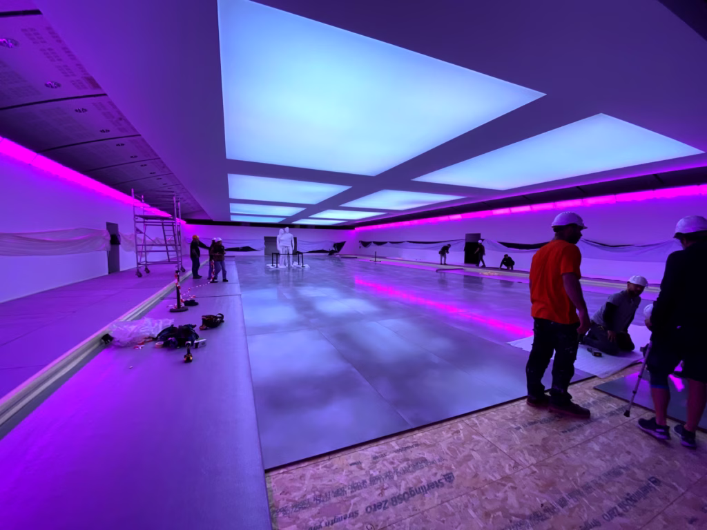 Aufbau der Halle, die Deckenflächen und die umlaufende LED-Linie leuchten magenta