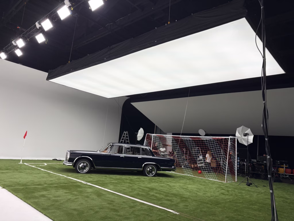Mercedes-Benz 600 Pullman auf Kunstrasen unter der SkyLed-Softbox, im Hintergrund ein Fußballtor