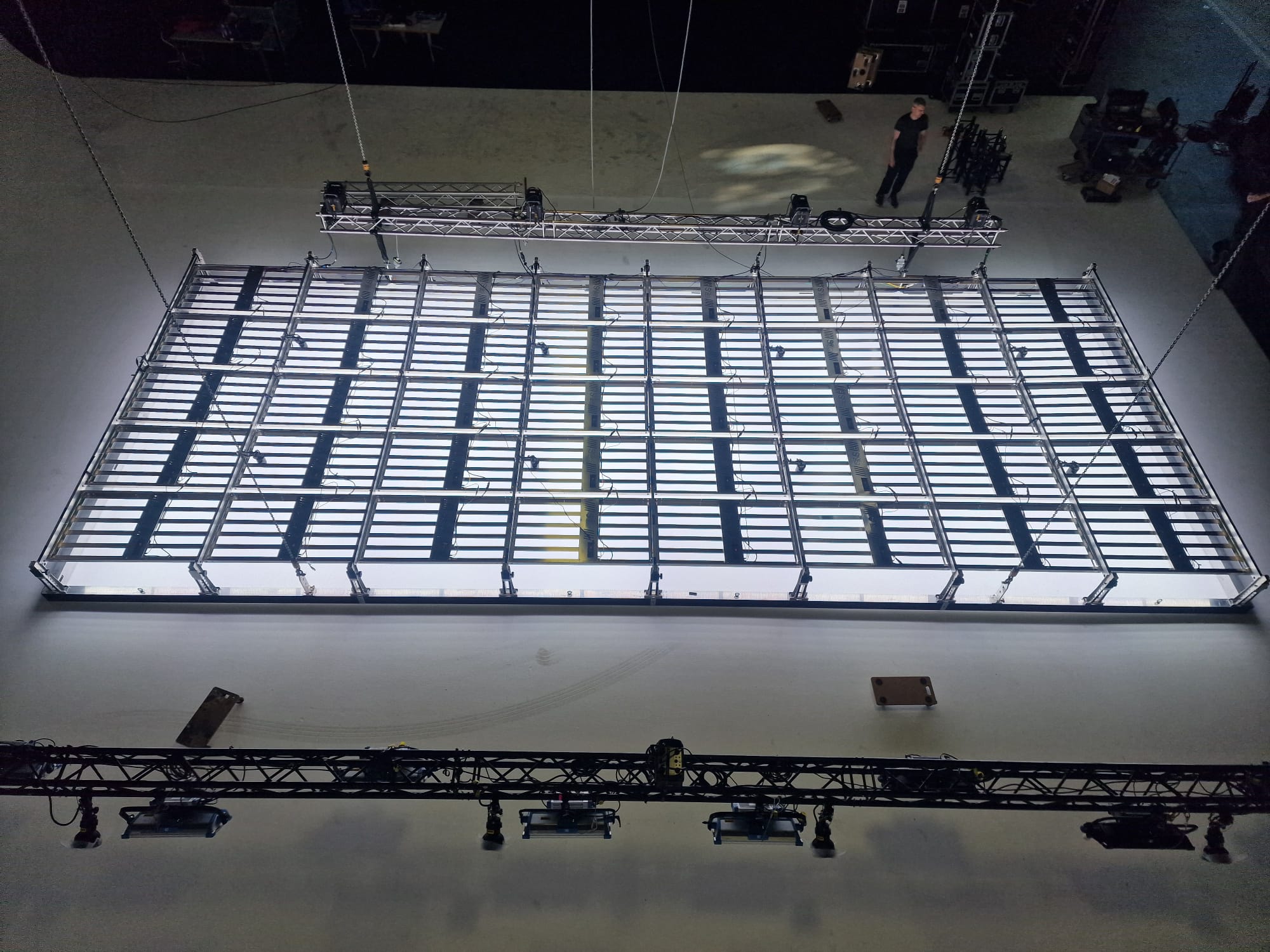 LED-Fläche am Boden, Module im Rahmen vor dem Aufrigg