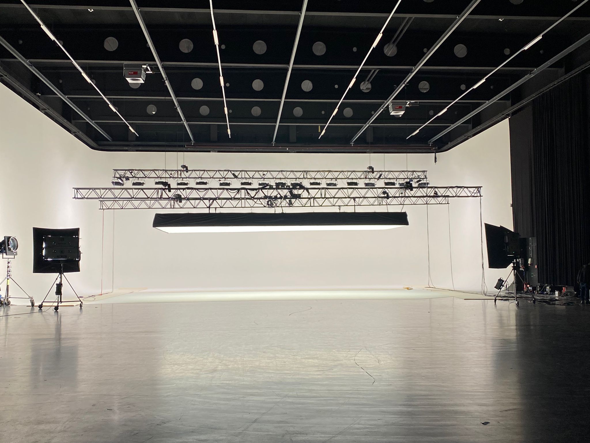 Aufgehängte Fläche in der Halle mit Traversen